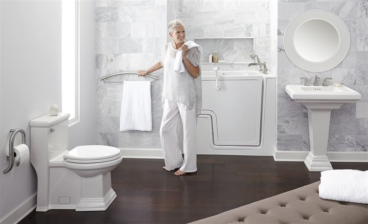 Phòng tắm với bồn cầu Caesar