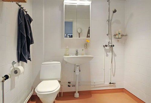 Phòng tắm với thiết bị vệ sinh Caesar