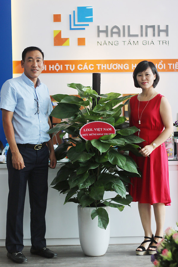 Ông Nguyễn Văn Điền nhận hoa mừng Khai trương của Lixil Việt Nam