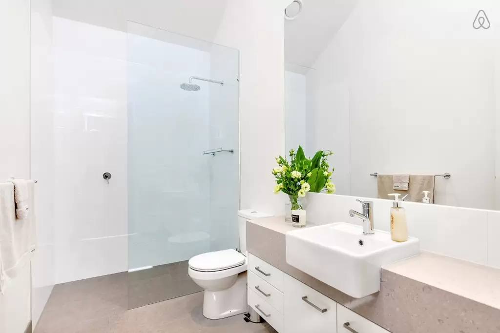 17-8 Phòng tắm với thiết bị vệ sinh caesar đẹp