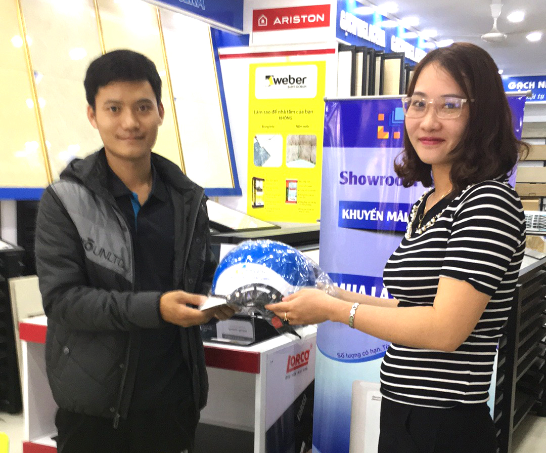 Khách hàng mua thiết bị vệ sinh Caesar