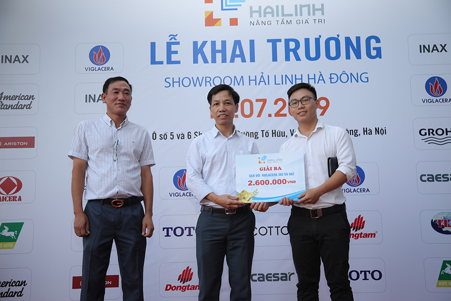 anh-trao-giai-3-khai-truong-showroom-hai-linh-ha-dong Ảnh trao giải 3 Chương trình Bốc thăm may mắn trong ngày Khai trương Showroom Hải Linh Hà Đông
