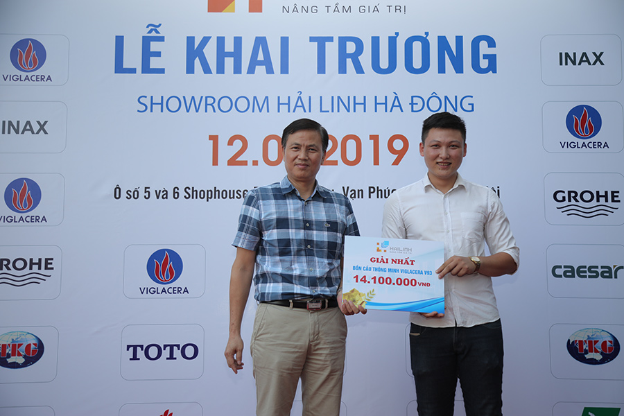 anh-trao-giai-nhat-khai-truong-showroom-hai-linh-ha-dong Hình ảnh trao giải nhất chương trình 'Bốc thăm may mắn' nhân dịp Khai trương Showroom Hải Linh Hà Đông