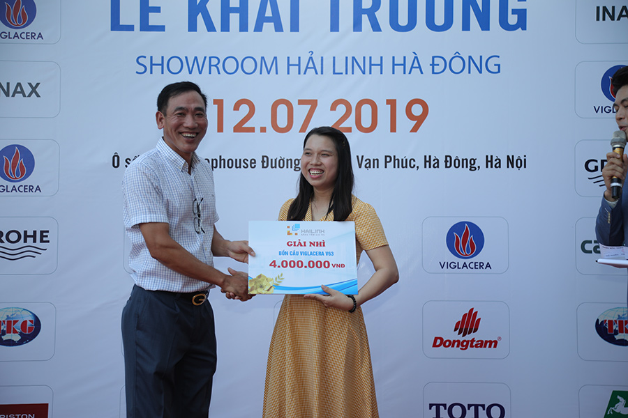 anh-trao-giai-nhi-khai-truong-showroom-hai-linh-ha-dong Hình ảnh trao giải nhì chương trình 'Bốc thăm may mắn' trong lễ Khai trương Showroom Hải Linh Hà Đông