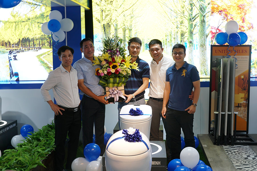 giam-doc-nguyen-van-dien-nhan-hoa-khach-moi Đại diện Viglacera đến tham dự lễ Khai trương Showroom Hải Linh Hà Đông