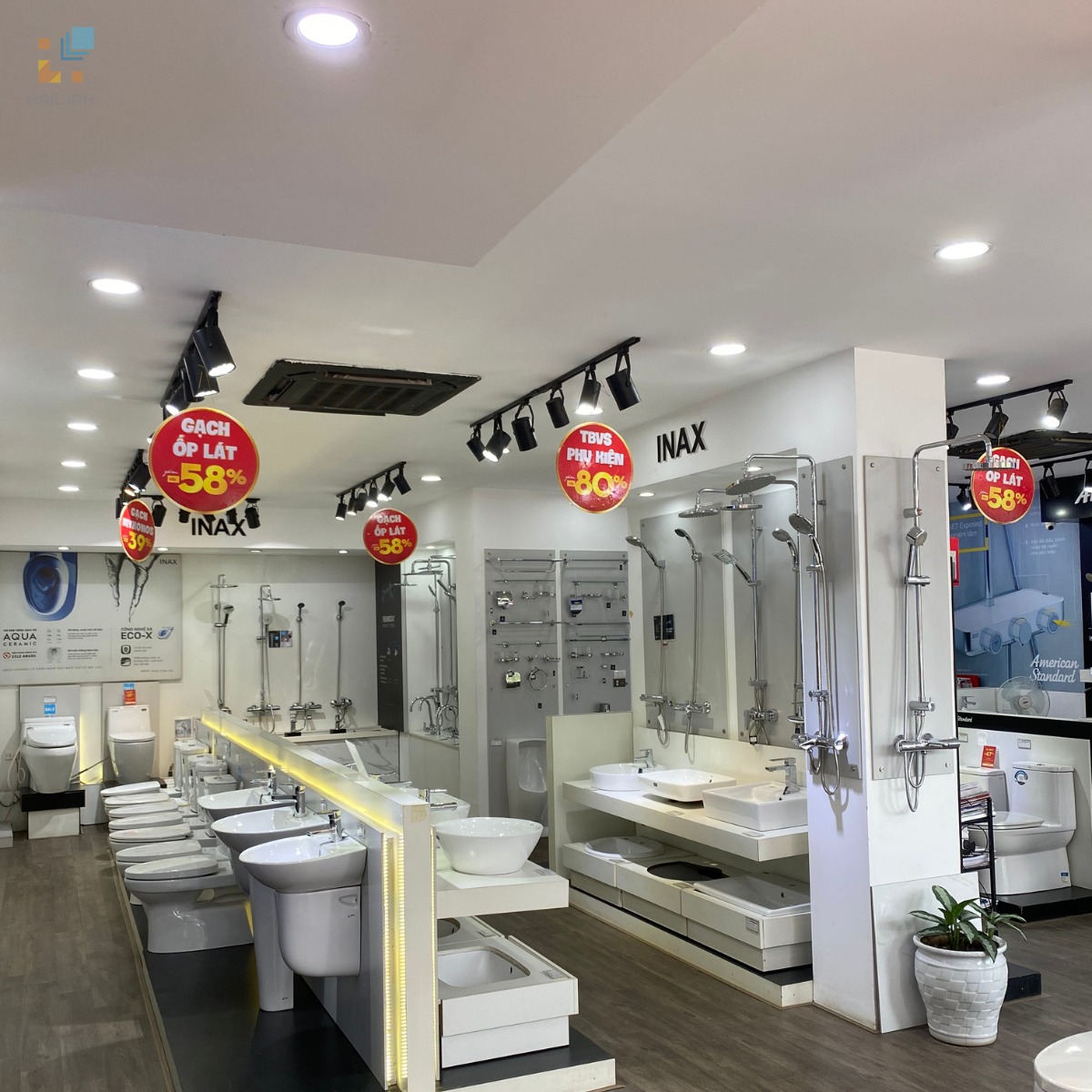hinh-anh-xa-kho-tai-showroom-ha-dong Không gian showroom trang trí xả kho tại Hà Đông