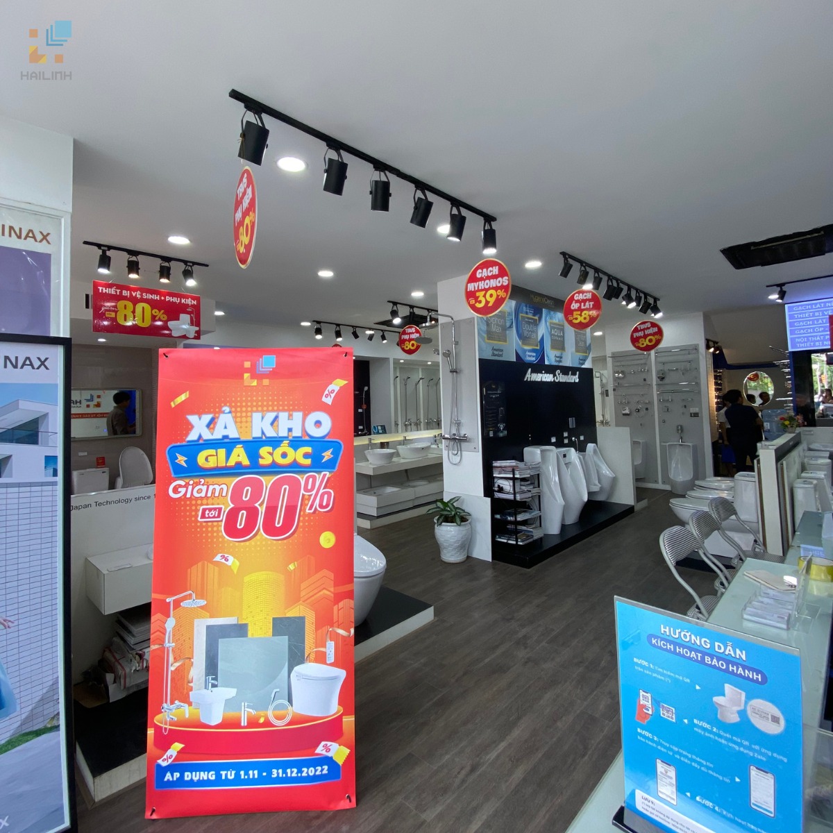 hinh-anh-xa-kho-tai-showroom-long-bien Không gian showroom trang trí xả kho tại Long Biên