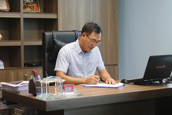 trầm ngâm suy nghĩ