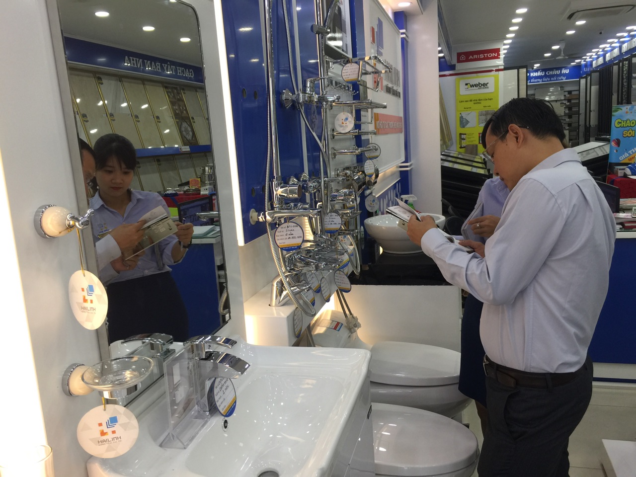 Khách hàng đến mua sản phẩm tại Hải Linh