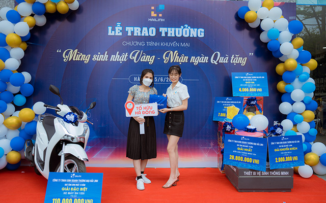 Khach hang den check in nhan qua anh 2