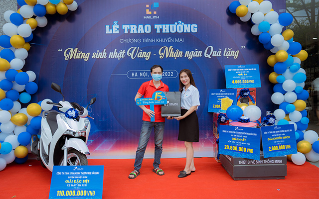 Khach hang den check in nhan qua anh 1