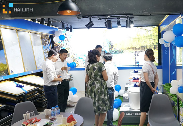 khach-hang-mua-hang-ngay-khai-truong-showroom-hai-linh-ha-dong-1 Khách hàng tham quan, mua sắm tại tầng 2 Showroom Hải Linh Hà Đông