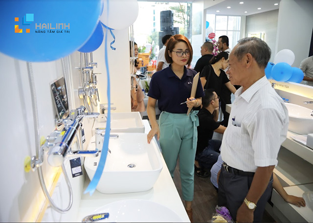 khach-hang-tham-quan-showroom-hai-linh-ha-dong Khách hàng tham quan, mua sắm tại Showroom Hải Linh Hà Đông trong ngày Khai trương