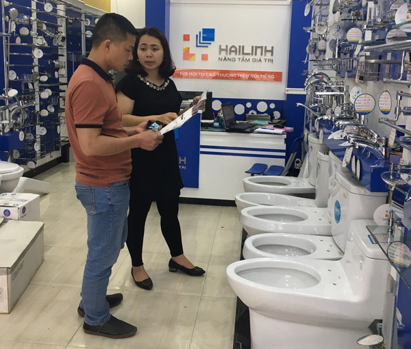 Khach tham quan va mua sam thiet bi ve sinh Caesar tai showroom Hai Linh