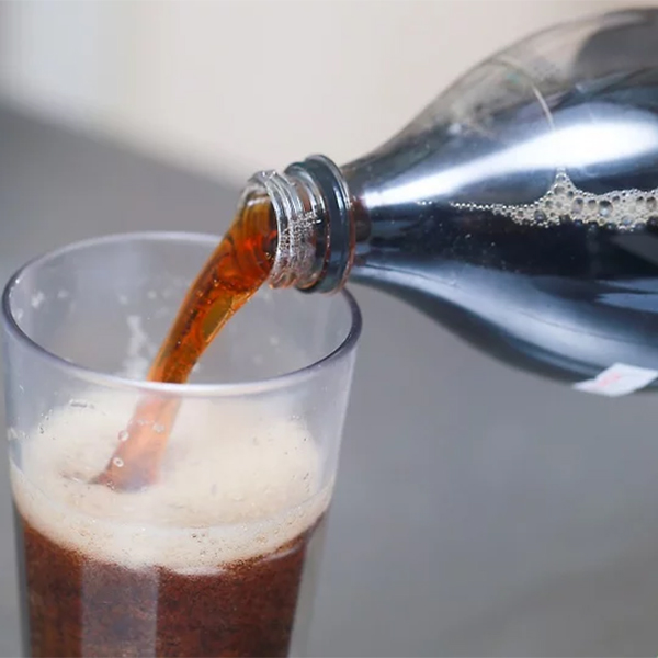 lam-sach-vet-o-bon-cau-caesar-bang-nuoc-ngot-co-ga-1 Làm sạch vết ố bồn cầu Caesar bằng nước ngọt có ga