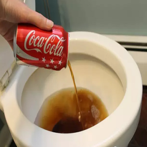 lam-sach-vet-o-bon-cau-caesar-bang-nuoc-ngot-co-ga-2 Làm sạch vết ố bồn cầu Caesar bằng nước ngọt có ga