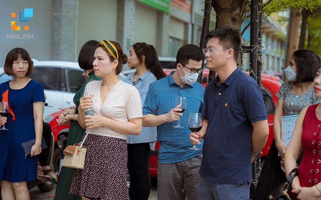 Khach hang toi xem le trai giai