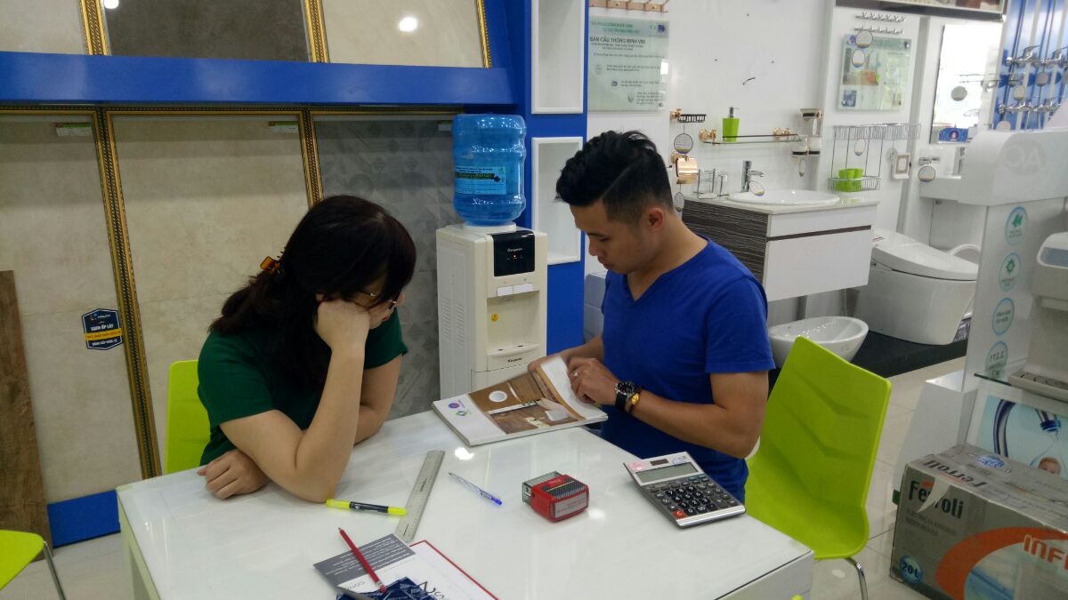showroom-hai-linh-sale-upto-30-khach-hang-do-xo-mua-thiet-bi-ve-sinh-caesar-2 Showroom Hải Linh luôn đáp ứng nhu cầu hoàn thiện công trình Việt
