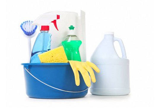 Sử dụng nước rửa bát để làm sạch các kẽ bộ phận inox trên thiết bị vệ sinh Caesar